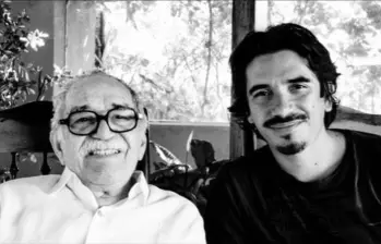 Esteban García Garzón (der.), director, guionista y dramaturgo colombiano, sobrino del Nobel Gabriel García Márquez (izq.), falleció este viernes. FOTO Centro Gabo