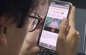Botón “Seguir” en Google Discover para añadir a EL COLOMBIANO y recibir sus noticias en el feed personalizado del celular. FOTO Camilo Suárez