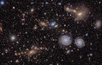 Esta imagen captura una pequeña sección de la vista del Cúmulo de Virgo del Observatorio Vera C. Rubin de NSF–DOE, ofreciendo una vívida visión de la diversidad del cosmos. Se observan dos prominentes galaxias espirales, tres galaxias en fusión, grupos de galaxias cercanas y distantes, estrellas dentro de nuestra propia Vía Láctea y mucho más. FOTO cortesía Observatorio Vera C. Rubin de NSF–DOE