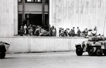 En la retoma del Palacio de Justicia participaron policías y tropas mecanizadas del Ejército. FOTO: ARCHIVO.