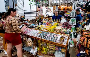 Tras dos años de adecuaciones, los comerciantes reabrieron el local donde se habían ubicado por 28 años los artesanos de Medellín. FOTO: Jaime Pérez