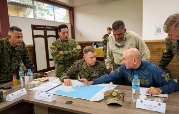 El ministro de Defensa, Jorge Eduardo Mora, y el comandante de las Fuerzas Militares, mayor general Erick Rodríguez Aparicio, durante la reunión en San Lorenzo, Ecuador, junto a autoridades de EE. UU. y Ecuador. Foto: Comando Sur de EE. UU.