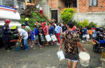 Estos son los vehículos que serán usados para el transporte y distribución de agua durante los cortes. FOTO Camilo Suárez