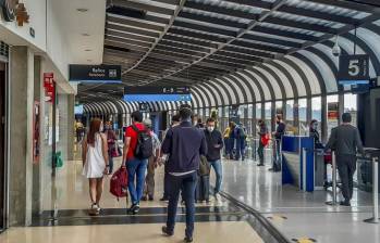 El sindicato afirmó que los procesos de revisión que normalmente toman entre uno y dos minutos por pasajero ahora pueden extenderse hasta 12 minutos. FOTO: Juan Antonio Sánchez