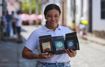 La familia de Mélida también hace parte de la empresa. Dirige el negocio junto a su hija, mientras su esposo y su hijo participan en la recolección del café. FOTO Manuel Saldarriaga
