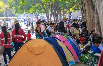 Los indígenas instalaron carpas y hamacas en las afueras del centro administrativo La Alpujarra. Inicialmente bloquearon la movilidad en la zona, pero luego de ubicaron sin afectar la circulación vehicular. FOTO: Camilo Suárez