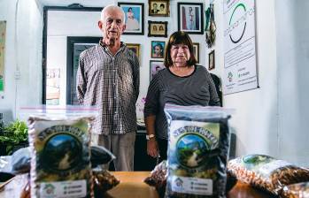 Ninfa Mira y José Henry Ángel lideran un modelo cooperativo que integra producción agrícola, turismo y cuidado ambiental en Liborina. FOTO Julio César Herrera