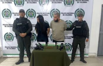 Momento de la detención de “El Dominicano”, acusado de liderar actividades ilegales bajo la fachada de negocios legítimos. FOTO: crédito Policía de Valledupar