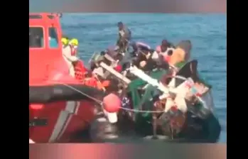 Este fue el momento en el que se volcó el barco que transportaba a los migrantes. IMAGEN TOMADA DE VIDEO.