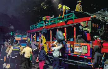 Tras los acuerdos, los indígenas levantaron sus protestas ayer en la madrugada, abordaron sus buses y regresaron a sus pueblos en Urabá. FOTO CAPTURA DE VIDEO