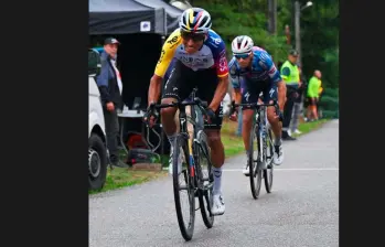 Egan Bernal en su ataque para ganar la etapa 16 de la Vuelta a España. FOTO TOMADA X@INEOSGrenadiers