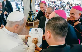 Momento en el que el papa León XIV firmó su vinculación como afiliado de Coofrasa. FOTO CORTESÍA