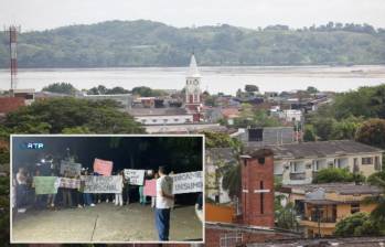 Adelante, las protestas realizadas. Atrás, Panorámica del municipio de Puerto Berrío. Foto: Fundación Julio C. Hernández e imagen tomada de las redes de RTP.