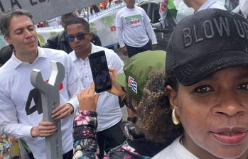 La exgerente Farlin Perea durante la marcha del 1 de mayo junto a Daniel Quintero. FOTO: imagen tomada de redes sociales.