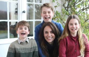 La foto de Kate Middleton junto a sus hijos George, Charlotte y Luis, que fue manipulada por ella misma. FOTO: Tomada de Instagram @princeandprincessofwales
