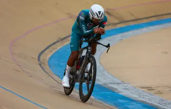 Néstor Cuadrado durante su exigente rodada en el velódromo Martín Emilio ‘Cochise’ Rodríguez de Medellín, donde pedaleó más de nueve horas y media. Foto: Manuel Saldarriaga Quintero.
