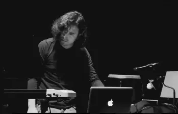 Fredy Vallejos es un músico colombiano que experimenta con sonidos y patrones que responden a la imparidad rítmica. FOTO: Cortesía