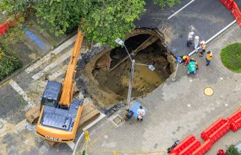 Así quedó la calzada oriental de la Avenida de El Poblado tras la socavación. Foto: Andrés Camilo Suárez Echeverry