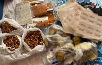 Insumos incautados por las autoridades para la falsificación y distribución de licor adulterado, como tapas, etiquetas y bandas de seguridad. Imagen de referencia. Colprensa. 