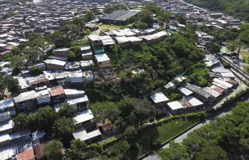 El morro de Moravia se encuentra invadido por viviendas sin licencia de construcción. FOTO Manuel Saldarriaga Quintero.
