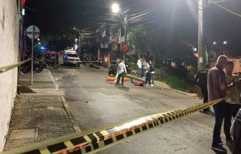 Uno de los hombres murió en el sitio, mientras que otro alcanzó a ser llevado a un hospital cercano. FOTO: Cortesía Denuncias Antioquia.