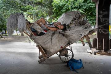 La Cenicienta. En lugar de una carroza como en el cuento original, Cenicienta se acuesta sobre una carretilla cargada de reciclaje. Su realidad refleja los desafíos urbanos en una ciudad donde los sueños a menudo se mezclan con la lucha diaria por sobrevivir.