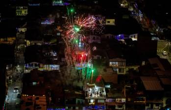  Vista aérea en plena Alborada, las luces de la pólvora contrastan con el llamado a la prevención. FOTO: Jaime Pérez