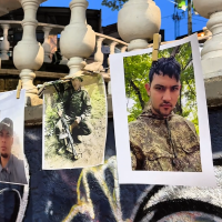 Con fotos y velas, en San Cristóbal pidieron ayuda para dar con el paradero de más de 30 jóvenes paisas desaparecidos en la guerra Rusia-Ucrania. Foto: cortesía.