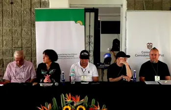 El anuncio de la reanudación del proceso de paz urbana en Medellín lo hizo la senadora Isabel Zuleta, con presencia de los jefes de bandas. FOTO: IMAGEN TOMADA DE VIDEO