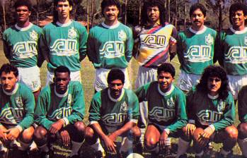 En la foto aparece parte del plantel que fue campeón de la Copa Libertadores de 1989. FOTO ARCHIVO EL COLOMBIANO