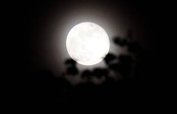 La Luna se verá ligeramente más grande y luminosa de lo normal en la noche de este martes. FOTO: MANUEL SALDARRIAGA