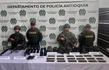 En uno de los depósitos fue hallado un fusil calibre 5,56 mm, diez proveedores y más de 700 cartuchos de distintos calibres. FOTO: Cortesía Ejército Nacional
