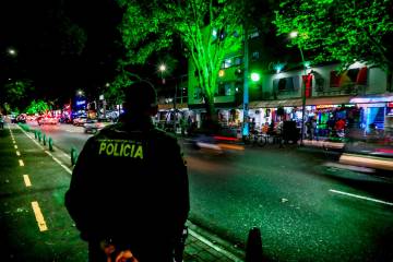 Con 16 uniformados, la Policía mantiene los controles en esta zona de la ciudad para evitar que se presenten hurtos en la zona comercial de la carrera 70. Los delincuentes evaden los controles. FOTO JAIME PÉREZ