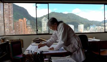 La maestra Beatriz en su estudio en Bogotá. Foto Diego García-Moreno, cortesía de la Dirección de Patrimonio Cultural Unal.