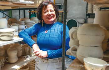Entre moldes, arcilla y el trajín de una fábrica de El Carmen de Viboral, Olimpia Pabón Cardona cuenta la historia de la cerámica carmelitana. FOTO MANUEL SALDARRIAGA