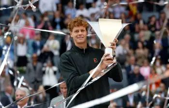 En Madrid, Sinner se anotó su 28ª victoria consecutiva en Masters 1000, en un partido que tuvo controlado desde el inicio ante Alexander Zverev. FOTO AFP