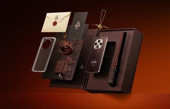 El smartphone viene acompañado de una caja en forma de libro de hechizos, una carta de Hogwarts y una Snitch Dorada, elementos que transforman el unboxing en una experiencia mágica. FOTO cortesía
