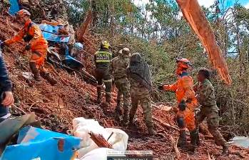 Los organismos de socorro y de la fuerza pública regresaron a la zona de la tragedia aérea para buscar los restos de las víctimas que no fueron hallados en las primeras labores de búsqueda. FOTO: Cortesía