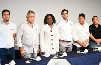 Rodolfo Bossa (segundo de izquierda a derecha) fue designado en 2022 como gerente de los Juegos Panamericanos de Barranquilla 2027. Nunca ejerció el cargo. FOTO: Archivo Gobernación del Atlántico