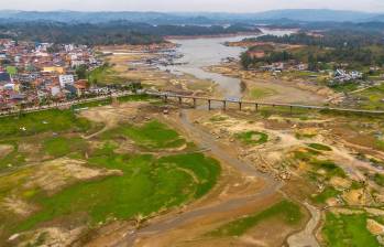 Embalse de Guatapé en el 2024 cuando que hubo sequía. FOTO: Camilo Suárez.