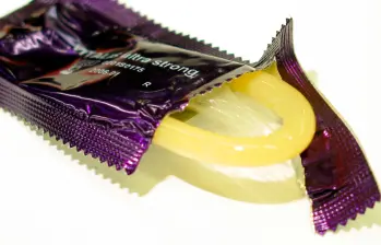 El aumento de costos por la guerra en Irán impacta la producción global de preservativos y podría encarecer el acceso a métodos de protección. FOTO EL COLOMBIANO