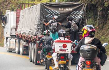 Polizones y el viaje de la muerte: cada día pillan a 40 viajando en carreteras de Antioquia