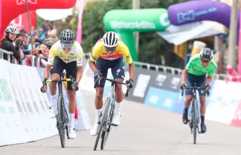 Diego Camargo (centro) viene de ser subcampeón de la Vuelta a Colombia. En lo que resta, se viene un buen duelo con Contreras (izquierda). Wilson Peña (atrás) también fue protagonista en el Alto del Cogollo. FOTO CORTESÍA FEDECICLISMO