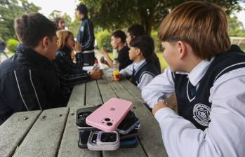 Autoridades educativas aseguran que con la restricción de pantallas y redes sociales en las aulas de clase han logrado reducir el ciberacoso escolar y la citación a peleas, pero además ha mejorado el rendimiento académico. Foto: Manuel Saldarriaga Quintero.