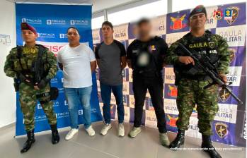 Los dos exmilitares capturados, por su presunta participación en tráfico de armas de las FF.MM. FOTO: CORTESÍA DE FISCALÍA.