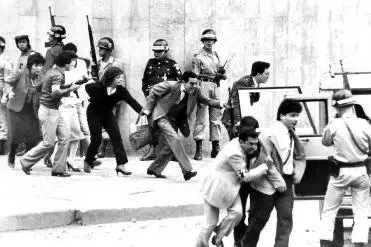 Rescate por parte de las Fuerzas Militares de los primeros rehenes. Varios lograron salir con vida, entre ellas visitantes y trabajadores del lugar. FOTO COLPRENSA