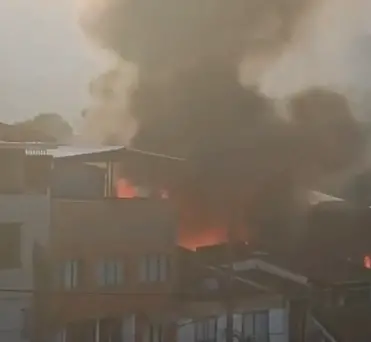 El incendio destruyó una vivienda en el barrio Antioquia de la comuna Guayabal, Medellín. Foto: captura de un video de redes sociales.