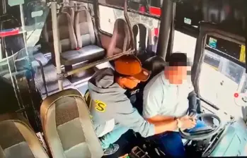 En la imagen se observa como el presunto delincuente le quita el dinero al conductor del bus que cubre la ruta hacia el occidente de Medellín. Después de quitarle todo el dinero del producido, se baja del vehículo. La escena se registra en, al menos, tres casos. FOTO: Captura de video