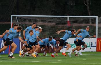 Los uruguayos quieren evitar sorpresas en su debut y se preparan con intensidad. FOTO: EFE