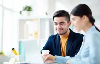 Alkomprar busca formar nuevos talentos en ventas, mercadeo y publicidad con formación virtual y práctica real en sus tiendas. FOTO: GETTY